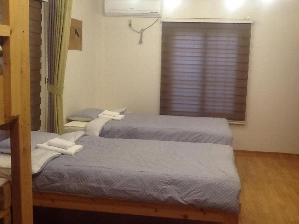 Postel nebo postele na pokoji v ubytování Geoje Ton Ton Guesthouse