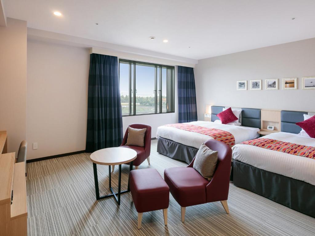 Postel nebo postele na pokoji v ubytování HOTEL MYSTAYS PREMIER Narita