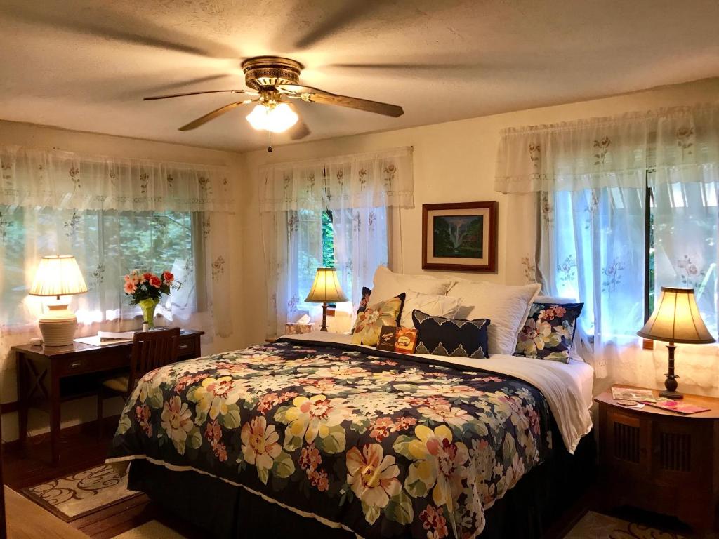 um quarto com uma cama e uma ventoinha de tecto em Hale Maluhia Country Inn em Kailua-Kona