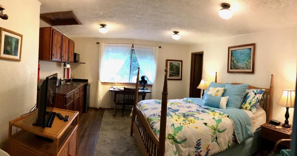 Postel nebo postele na pokoji v ubytování Hale Maluhia Country Inn