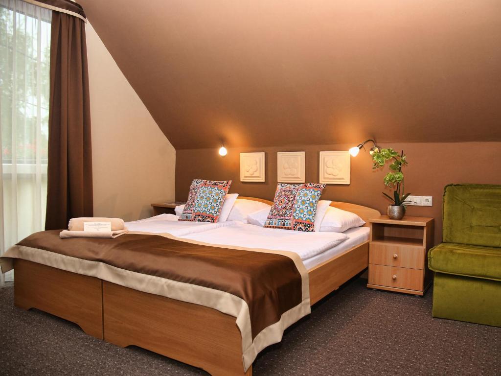 Кровать или кровати в номере ALFA Hotel & Wellness Miskolctapolca