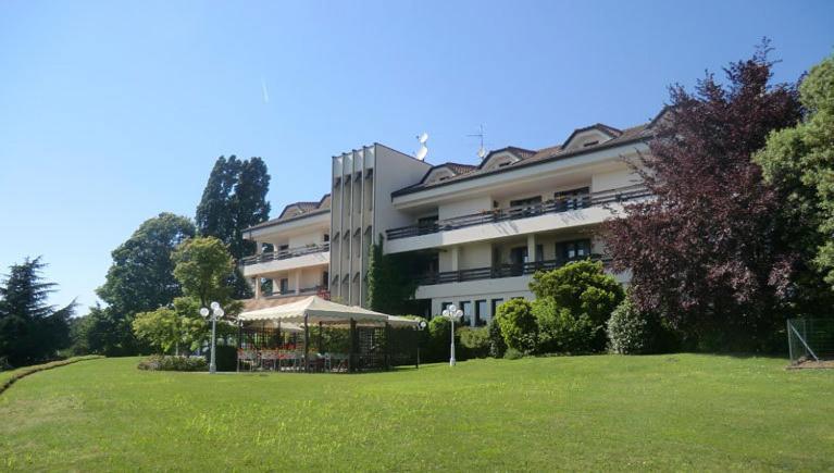 ein großes Gebäude mit Rasen davor in der Unterkunft Hotel Bellavista in Montebelluna