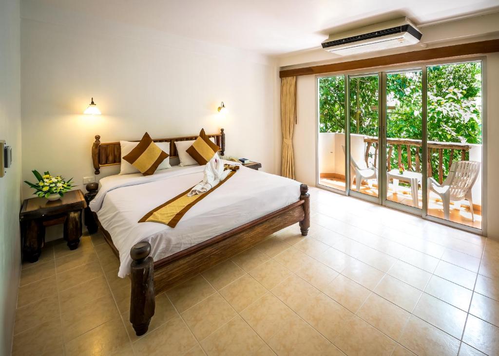 Postel nebo postele na pokoji v ubytování Aonang Sunset Hotel - SHA Extra Plus