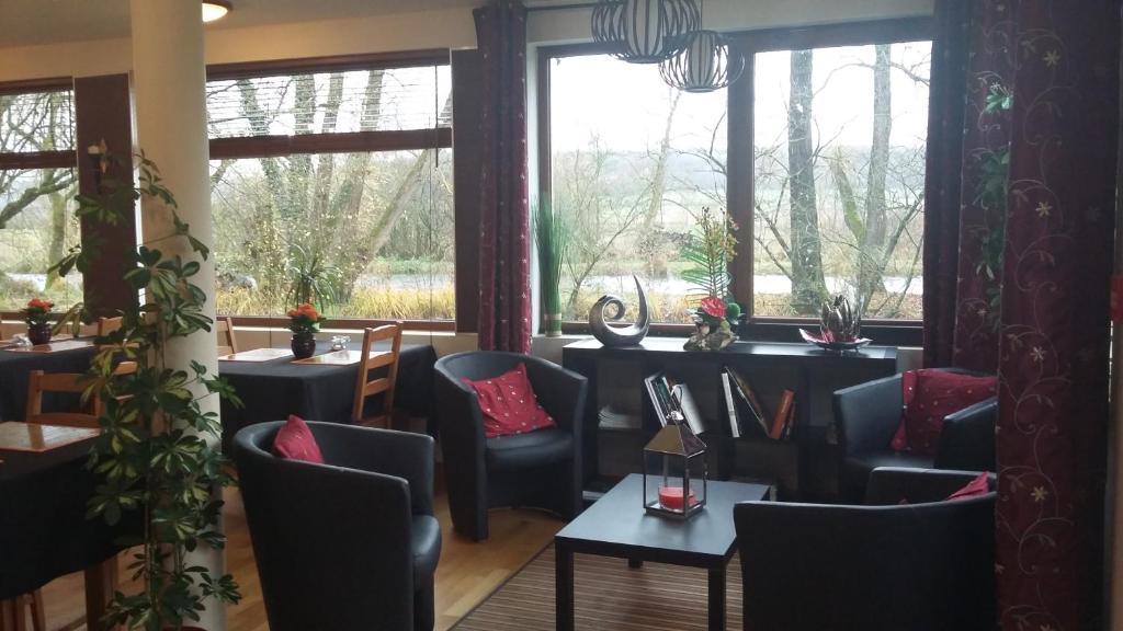 Posezení v ubytování LOGIS Hôtel Le Chantoiseau