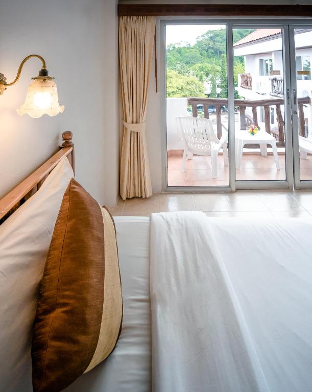 Postel nebo postele na pokoji v ubytování Aonang Sunset Hotel - SHA Extra Plus