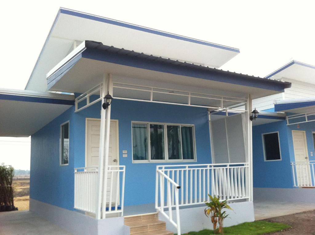 une maison à la façade bleue dans l'établissement เคียงเลิงรีสอร์ท, à Ban Nong Bua Thong