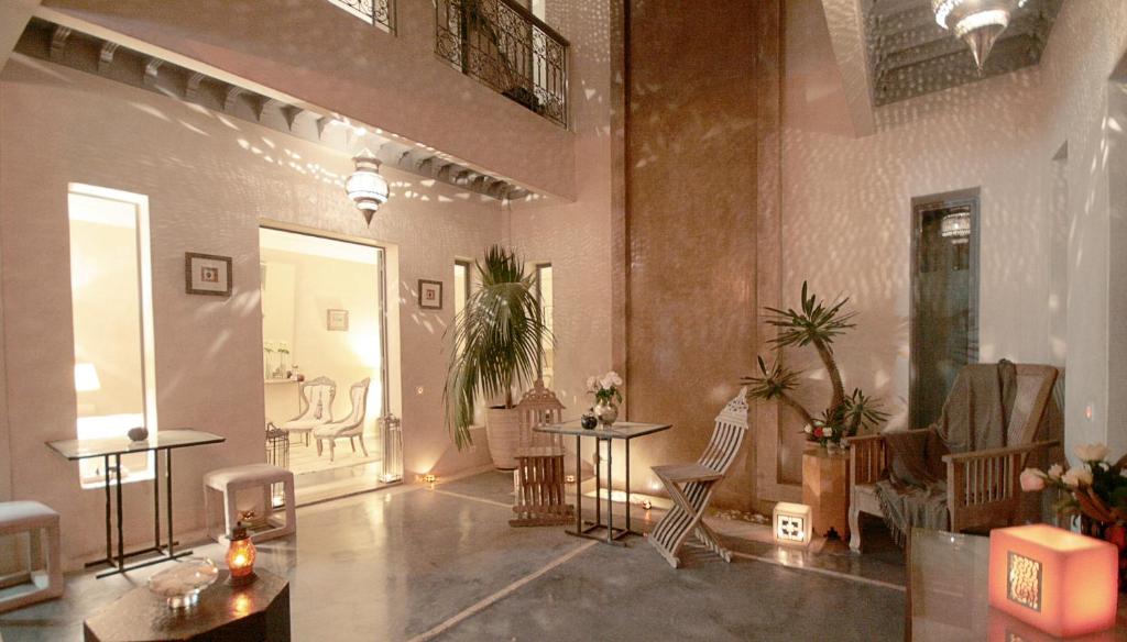 une grande chambre avec des tables et des chaises dans un bâtiment dans l'établissement Riad Dar More, à Marrakech