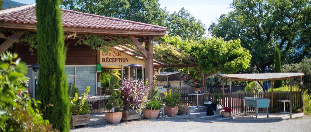 a garden shop with potted plants in front of it at Au Pays de Cocagne in Nyons