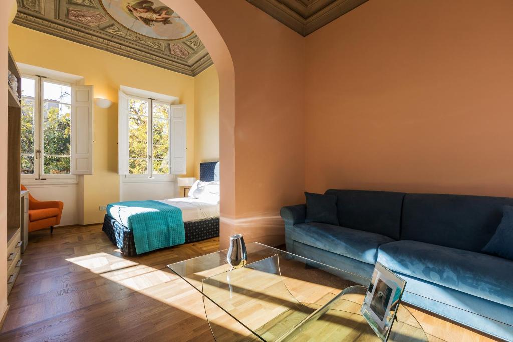 a living room with a couch and a bed at Hotel la Scala in Florence