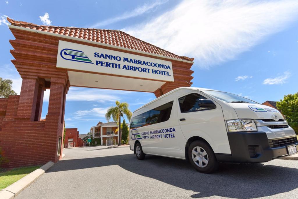 uma carrinha estacionada em frente a um parque de estacionamento em Sanno Marracoonda Perth Airport Hotel em Perth