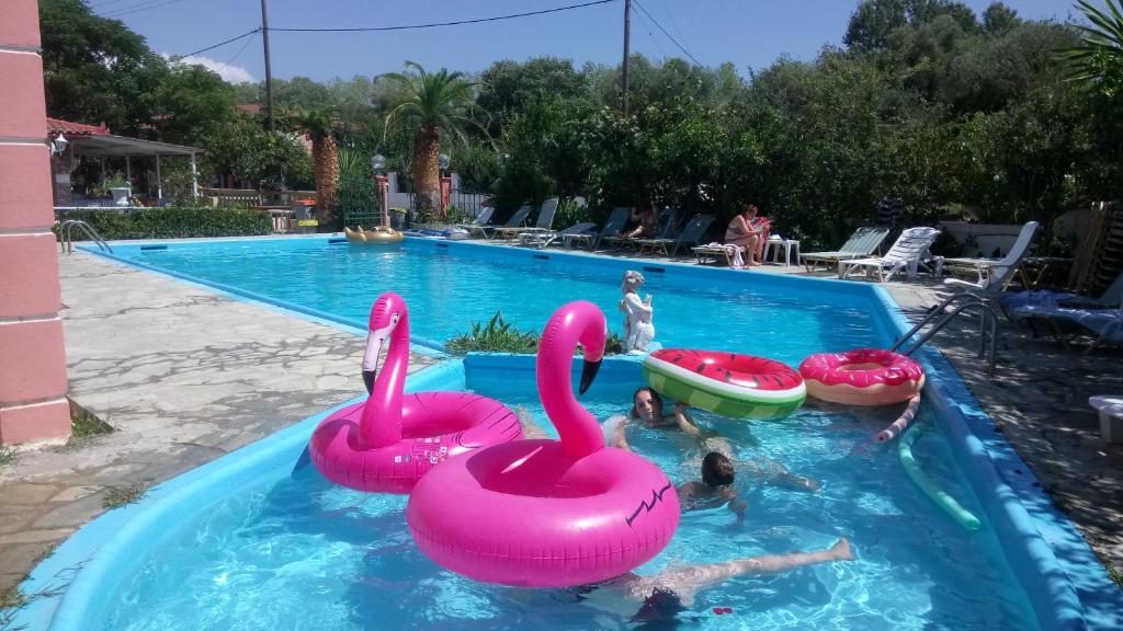 Bazén v ubytování Flamingo Apartments Moraitika Corfu nebo v jeho okolí