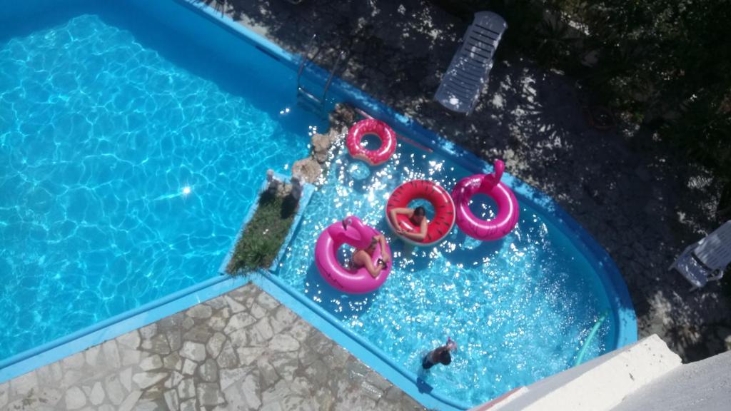 Bazén v ubytování Flamingo Apartments Moraitika Corfu nebo v jeho okolí