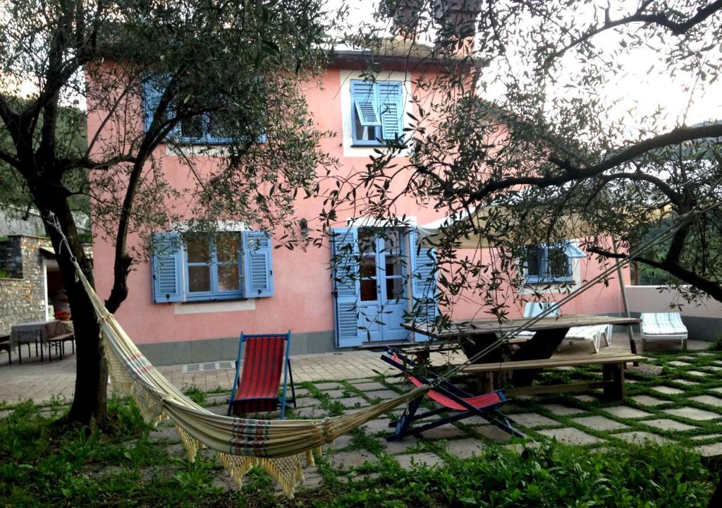 eine Hängematte vor einem rosa Haus in der Unterkunft Casa Aquarela in Cogorno