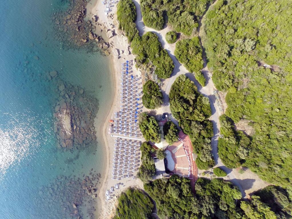 una vista aérea de la playa y del océano en TH Capo Rizzuto en Isola Capo Rizzuto