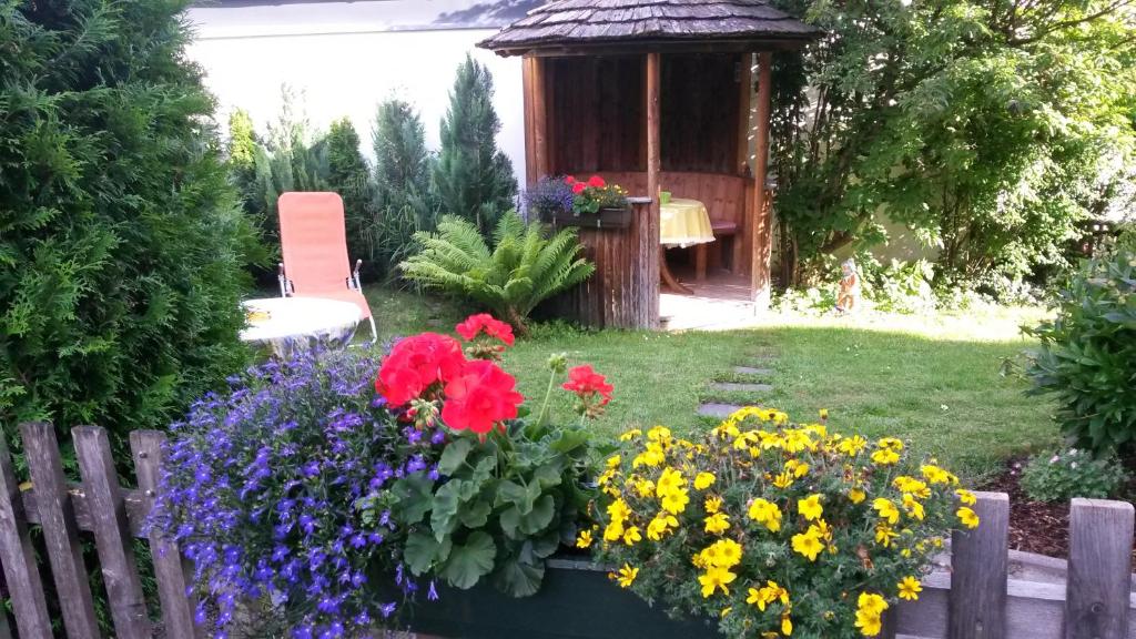マトライ・イン・オストティロルにあるHaus Familie Steinerの花の咲く庭園
