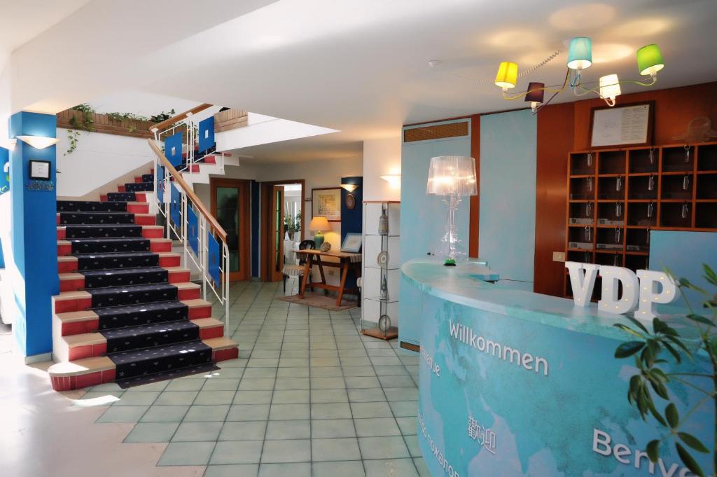 ein Geschäft mit einer Treppe mit Weinflaschen in der Unterkunft Villa Dei Principi Hotel in Terracina