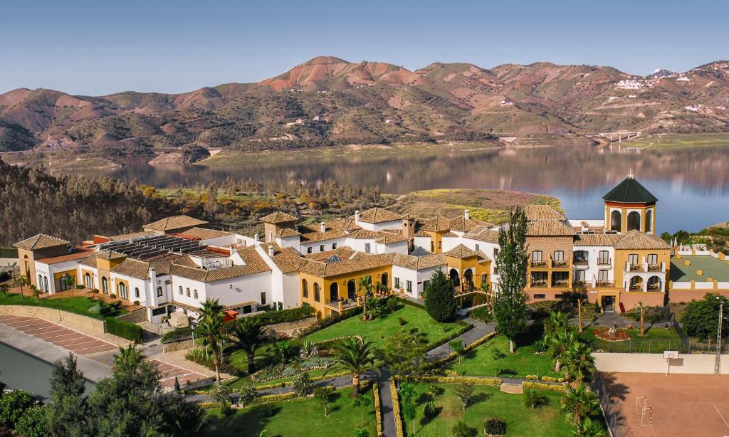 uma vista aérea de uma mansão com um lago em B bou Hotel La Viñuela & Spa em Viñuela