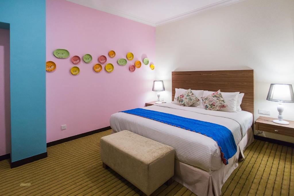 Postel nebo postele na pokoji v ubytování Aava Malacca Hotel