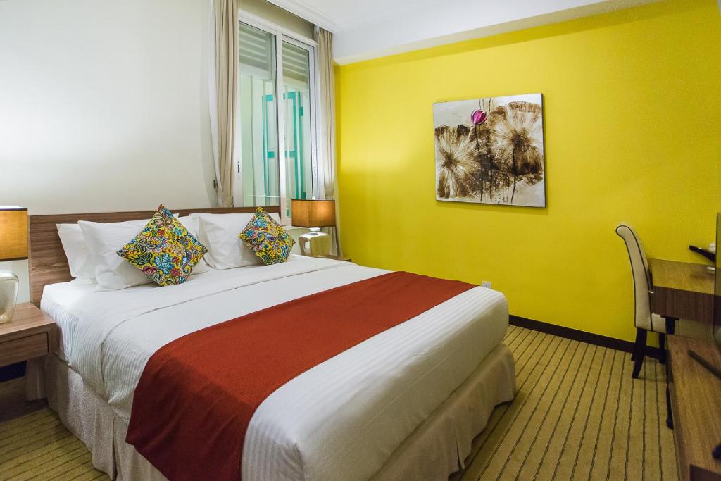 Postel nebo postele na pokoji v ubytování Aava Malacca Hotel