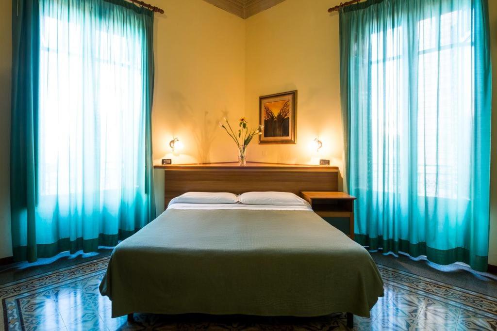 
A bed or beds in a room at Hotel Italia
