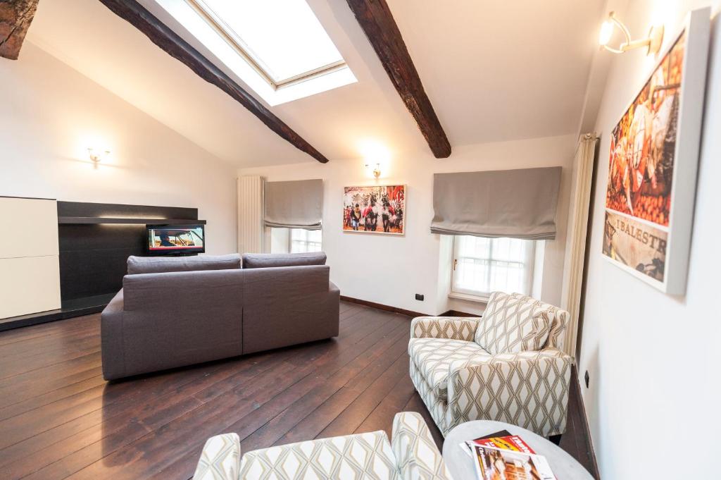 a living room with a couch and chairs and a tv at ReArduinoIvrea in Ivrea