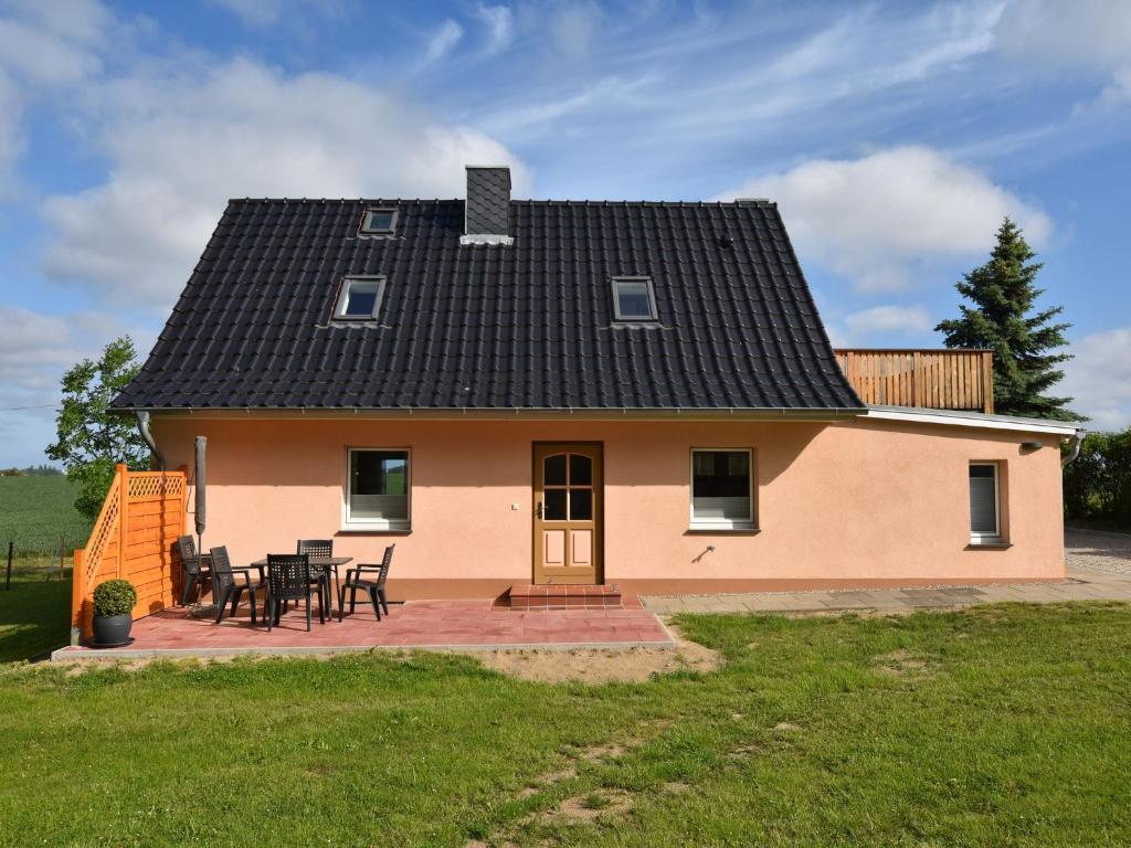 een huis met een zwart dak en een patio bij Luxurious Villa in Nadrin Belgium with Sauna and Jacuzzi in Blowatz