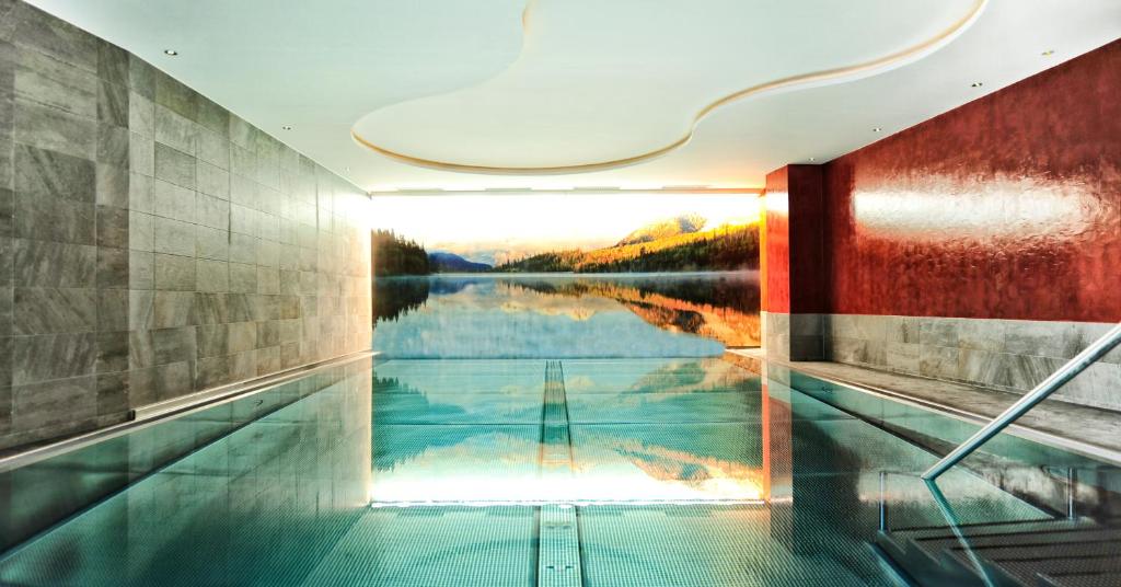 Bazén v ubytování Hotel Dorfstadl nebo v jeho okolí