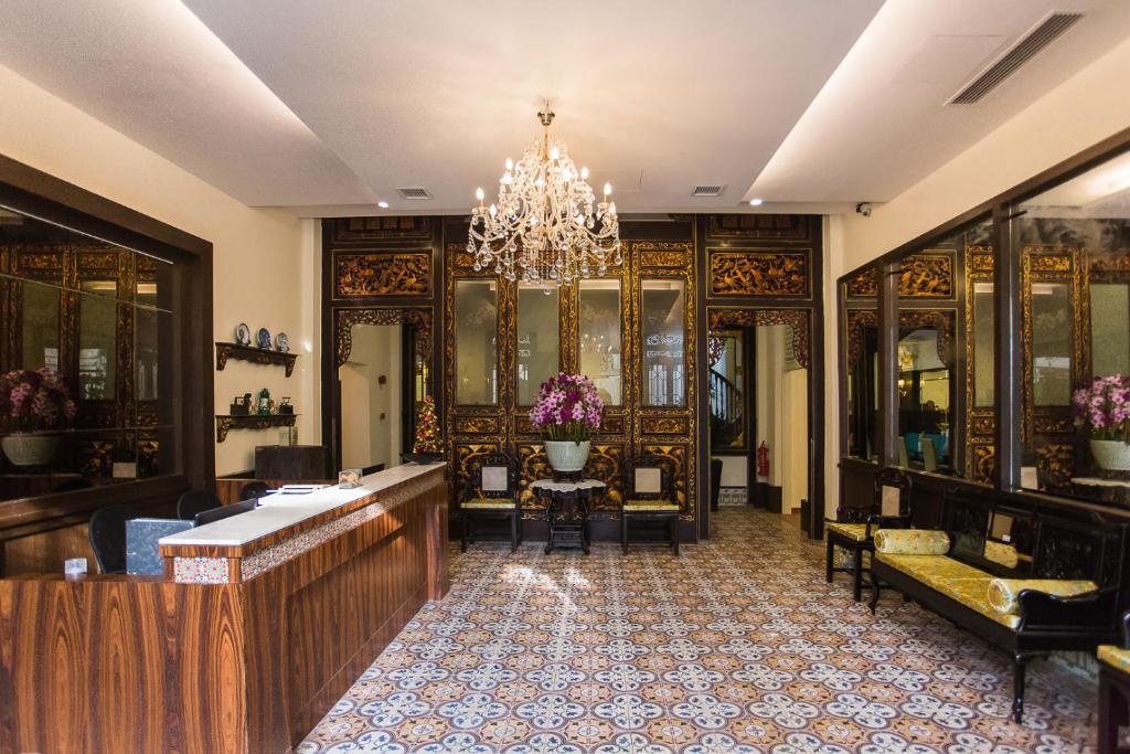 Aava Malacca Hotel في ميلاكا: صالون مع غرفة انتظار مع ثريا