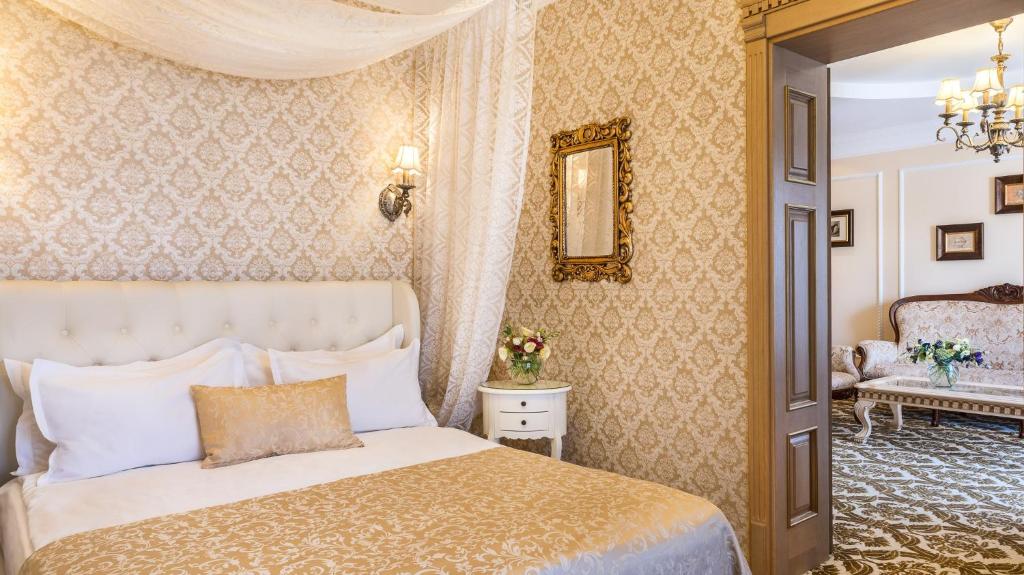 Postel nebo postele na pokoji v ubytování Frederic Koklen Boutique Hotel