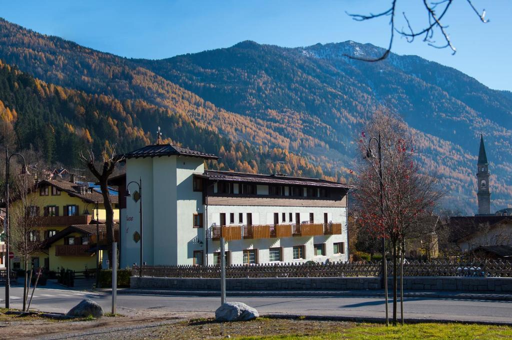 Nespecifikovaný výhled na hory nebo výhled na hory při pohledu z hotelu