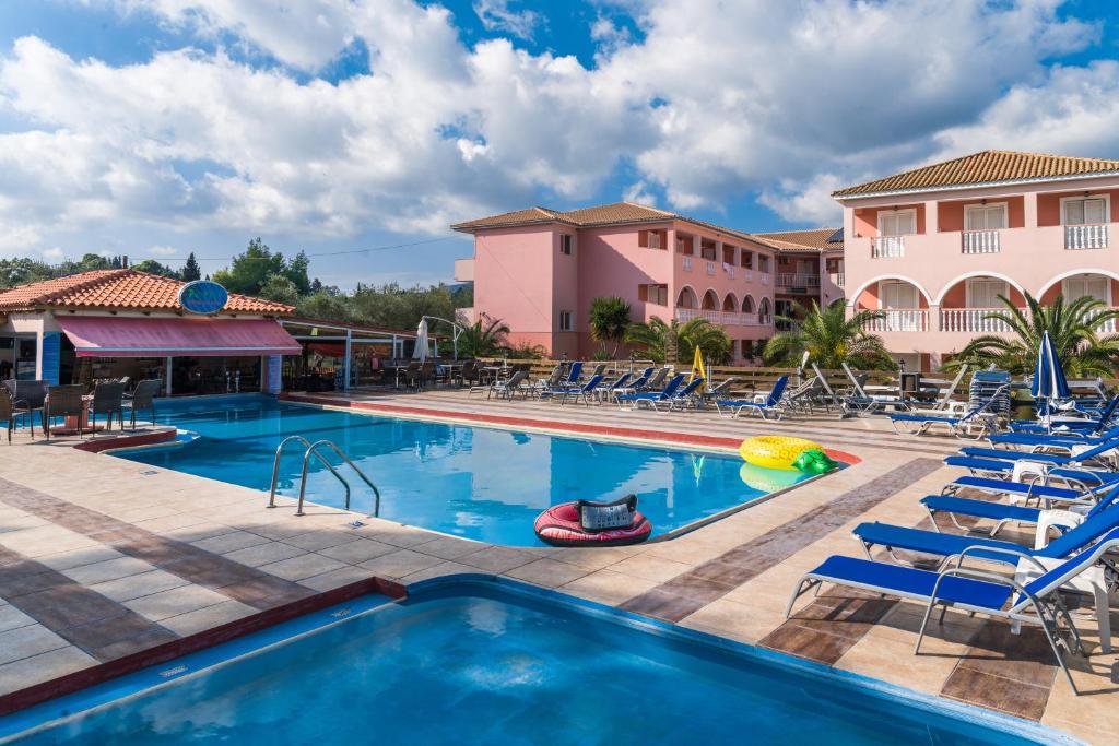 Bazén v ubytování Savvas Hotel nebo v jeho okolí