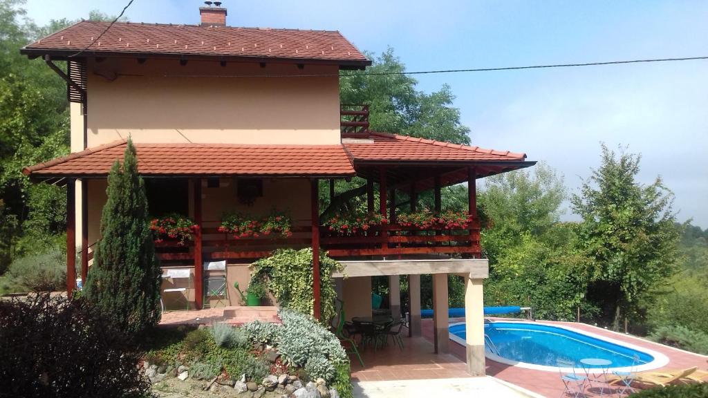 Holiday Home Nina Petrinja في Petrinja: منزل أمامه مسبح