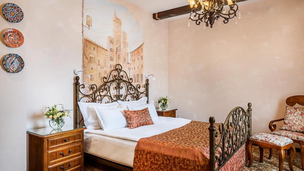 um quarto com uma cama e uma cadeira em Frederic Koklen Boutique Hotel em Odessa