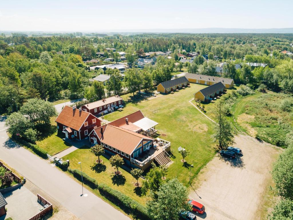 - une vue aérienne sur une grande maison avec une cour dans l'établissement Mellbystrand Vandrarhem & Stugor Solstickan, à Mellbystrand