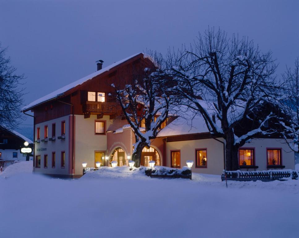 Una casa en la nieve por la noche en Hotel Gasthof Zum Schwanen, en Reutte