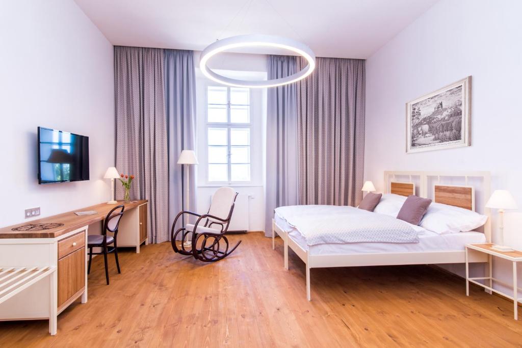Postel nebo postele na pokoji v ubytování Hotel Zámek Svijany