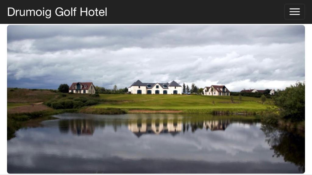 um grupo de casas numa colina ao lado de um lago em Drumoig Golf Hotel em St Andrews