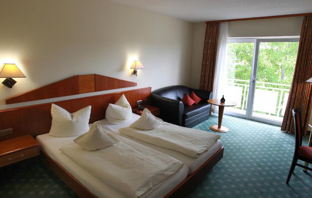 Postel nebo postele na pokoji v ubytování Weinhotel Rose