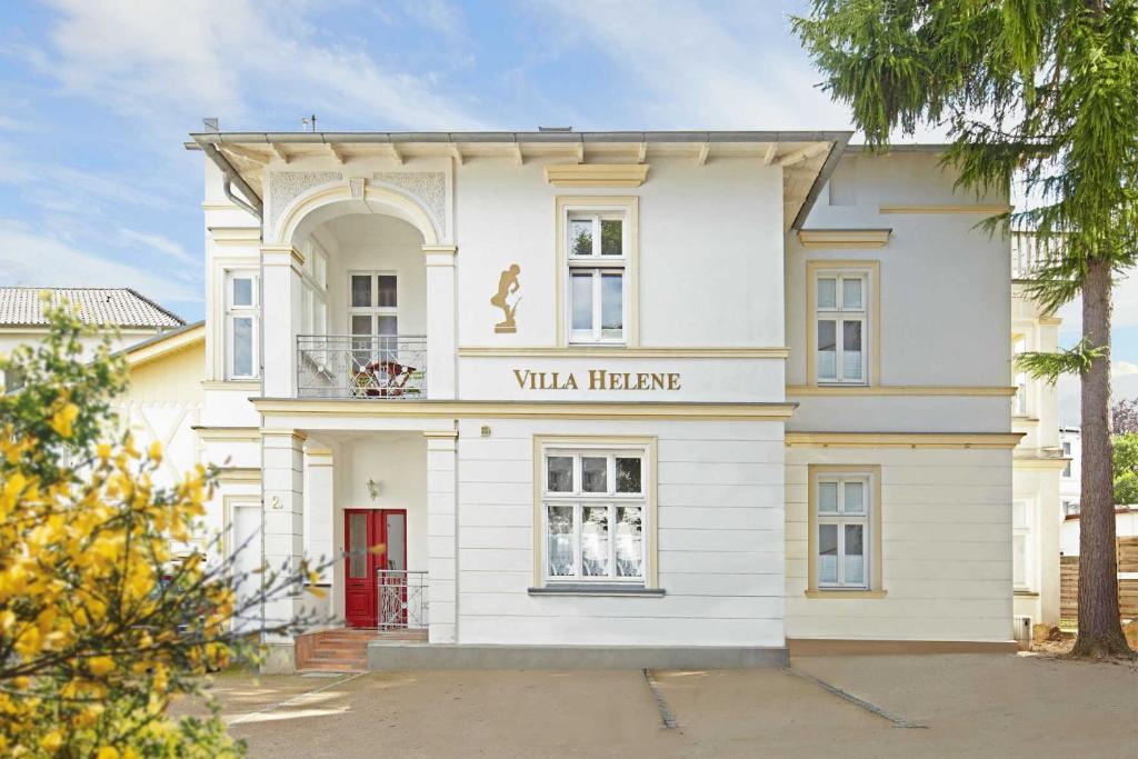 ヘリングスドルフにあるVilla Heleneの赤い扉白い建物