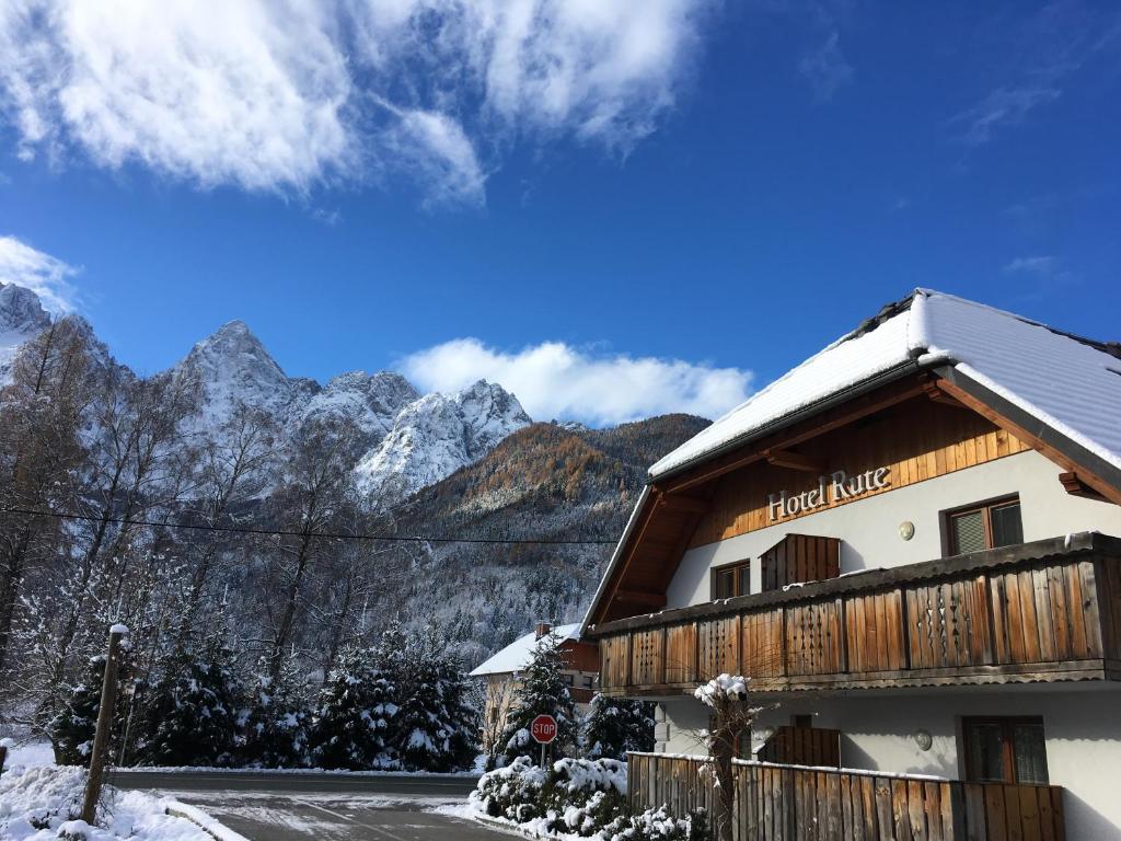 クランスカ・ゴーラにあるRute Hotel and Apartmentsの雪山のシャレー