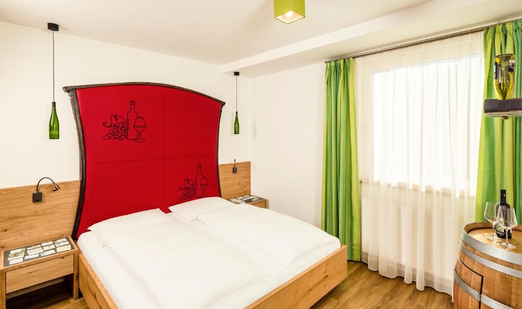 Postel nebo postele na pokoji v ubytování Gasthof Hotel Terzer
