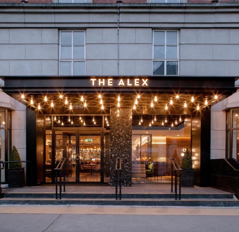 un edificio con un cartel que lee el alex en The Alex en Dublín