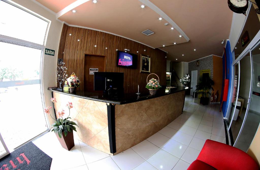 um lobby do hotel com um balcão de recepção e uma tv em Hotel Bismark em São Bernardo do Campo