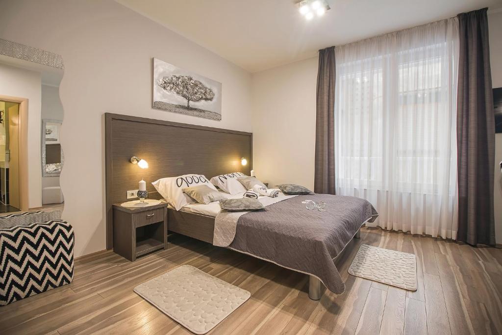 Un dormitorio con una cama grande y una ventana en Holiday Center Ivona, en Zadar