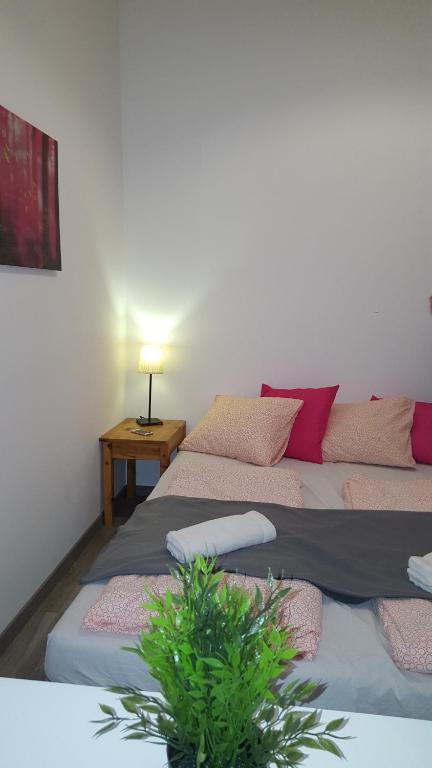 Posteľ alebo postele v izbe v ubytovaní Michael Apartment with 2 Rooms near Gozsdu udvar