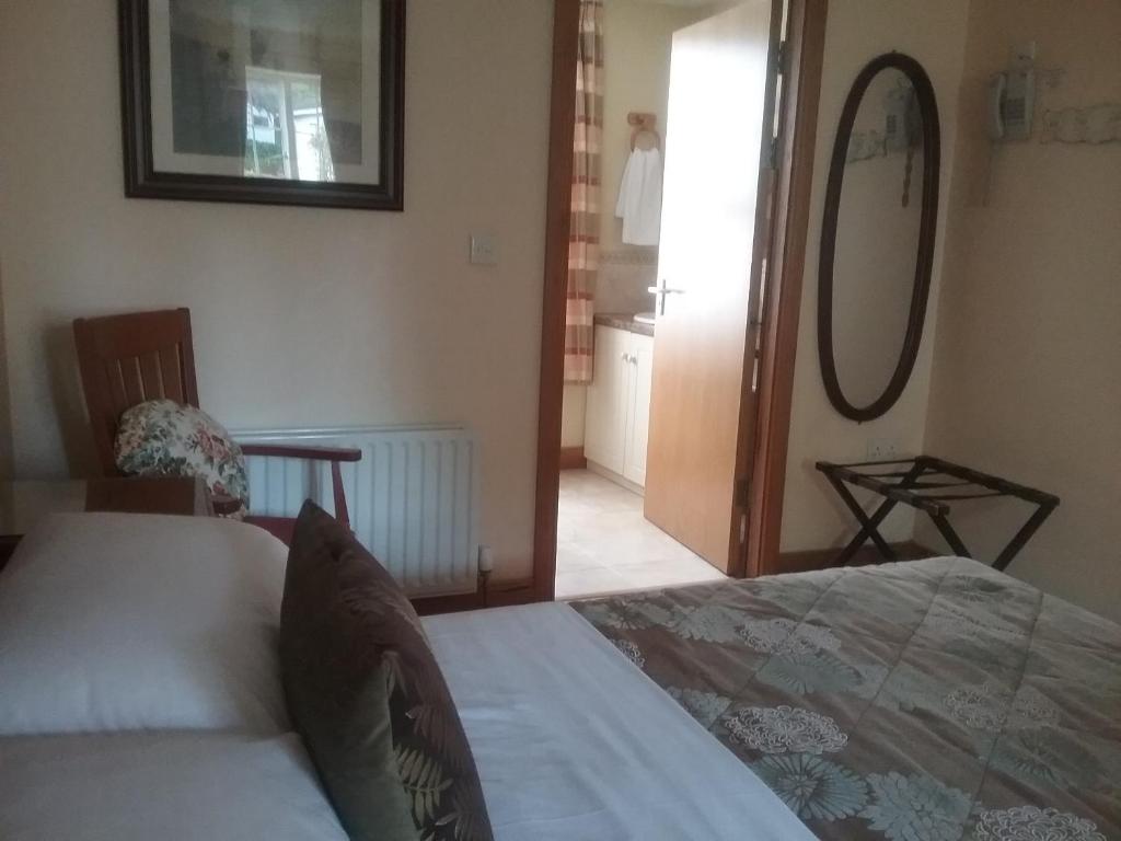 Letto o letti in una camera di Ashleigh House Bed & Breakfast