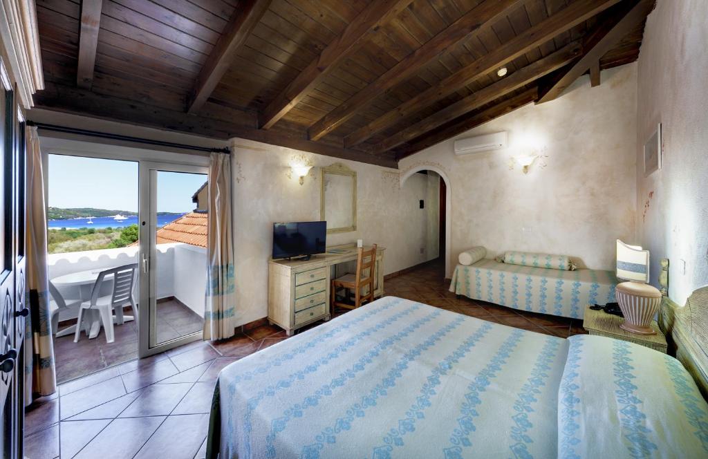Postel nebo postele na pokoji v ubytování Colonna Beach Hotel Marinella