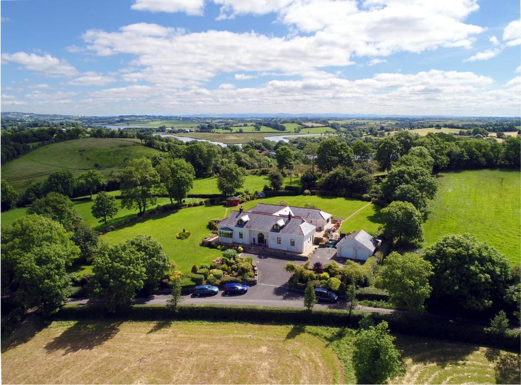 une vue aérienne sur une grande maison dans un champ dans l'établissement Willowbank House, à Enniskillen