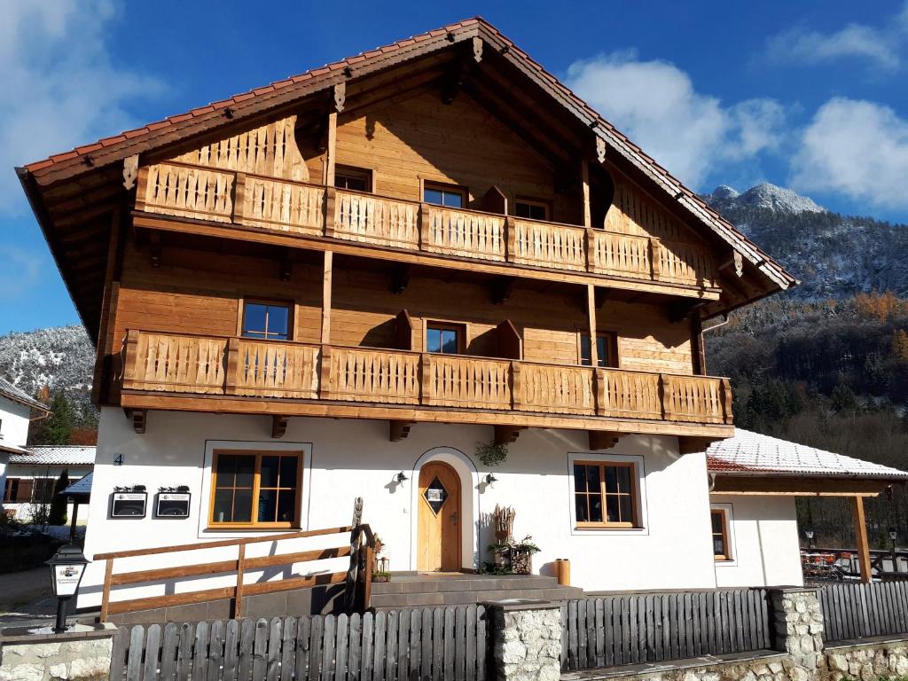 Cette grande maison en bois dispose d'un balcon. dans l'établissement Wurznwirt, à Schneizlreuth