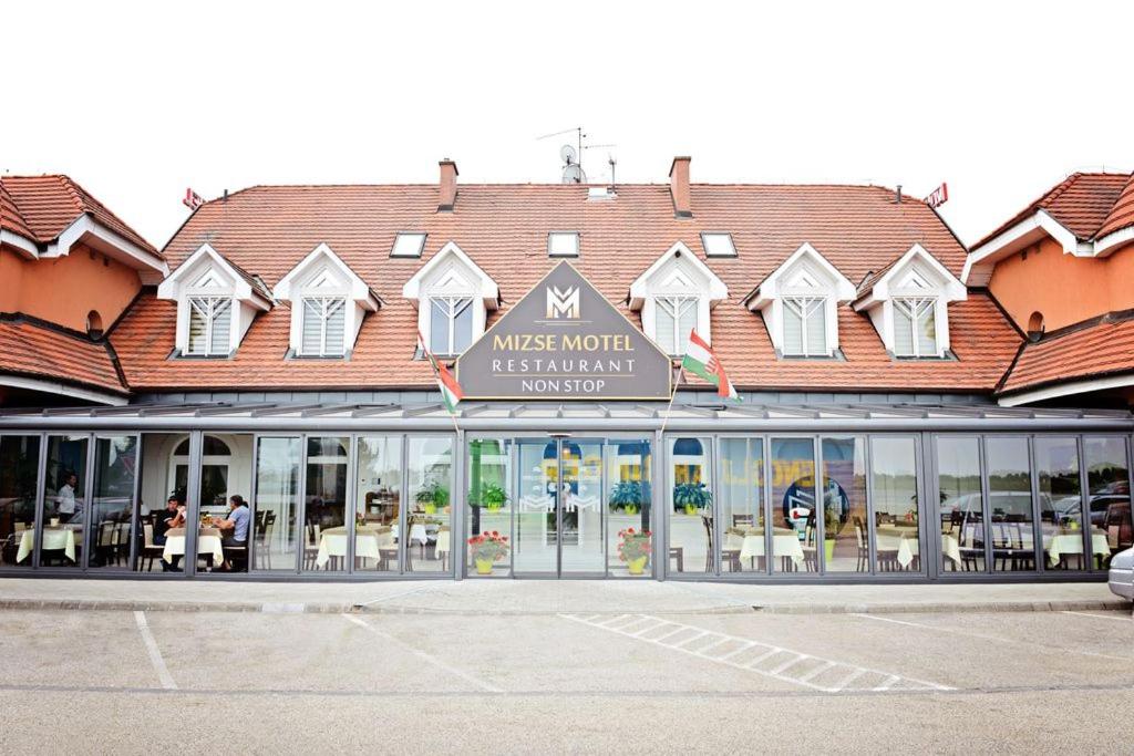 - un restaurant de motel avec des tables et des chaises dans l'établissement Mizse Motel, à Lajosmizse